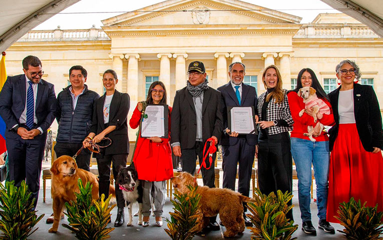 Ley Ángel y Ley Lorenzo fueron promulgadas en un evento con el presidente Gustavo Petro, la senadora Andrea Padilla, unos quinientos animalistas y un centenar de perritos